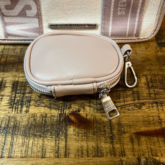 Steve Madden Tote bag with crossbody/shoulder strap. - Picture 11 of 14